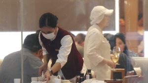 Вносни работници „спасителна линия“ за борба с хонконгски ресторанти: ръководители на търговията
