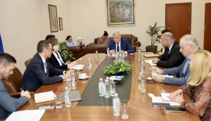 Weibo започва вътрешно тестване на модела DeepSeek R1 за неговата функция за интелигентно търсене · TechNode