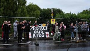 Британската полиция арестува 5 мъже в хотел близо до Лондон по време на протест срещу убежището