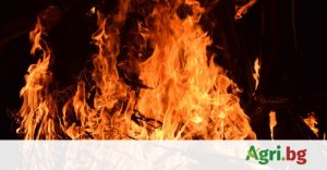 Трактор се запали в движение и предизвика пожар