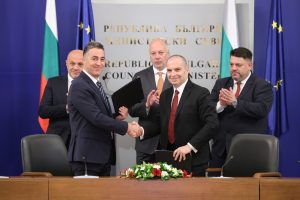 Вицепремиерът Гроздан Караджов подписа договори за близо половин милиард лева за цифрова свързаност в отдалечени райони