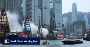 Пожар на баржа в Хонконг по време на тайфуна Yau Ma Tei