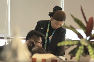 Учител по английски вдъхновява ученици да споделят историите на Синдзян