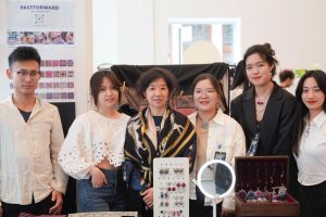 Китайски студент в Ню Йорк модернизира бродерията Miao