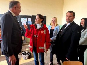 БЛАГОЕВГРАД ЗАПОЧНА РАЗДАВАНЕТО НА ХРАНИТЕЛНИ И ХИГИЕННИ ПРОДУКТИ В ОБЛАСТНИЯ ГРАД. МИНИСТЪР ГУЦАНОВ ПОСЕТИ ПУНКТА НА БЧК