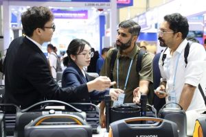 Младежи от Виетнам изследват червените връзки