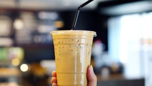 Франция отменя забраната за пластмасови чаши с четири години, на фона на натиска на индустрията и зелената реакция