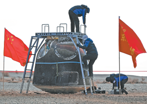 Удареният с отломки космически кораб се завръща след 270 дни в орбита