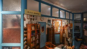 Изложбата на хонконгски криминални филми в стария полицейски участък Яу Ма Тей остава актуална