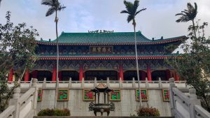 Двама монаси се сбиват по време на храмова церемония в Хонконг, оставяйки 1 ранен