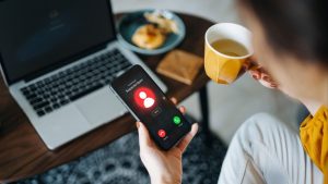 Жена от Хонконг губи 4,9 милиона хонконгски долара на фалшиви онлайн „инвестиционни експерти“