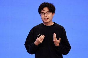 Китайският лидер Li Qiang настоява за по-бързо индустриално приемане на AI на среща с основателя на Moonshot AI