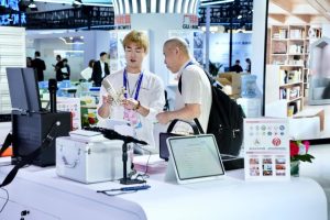 Възрастните граждани приемат устройства с изкуствен интелект: Процъфтяваща сребърна икономика в процес на създаване