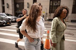 Уайнстийн е плячка на амбициозна американска актриса, каза съдът при повторното дело за изнасилване