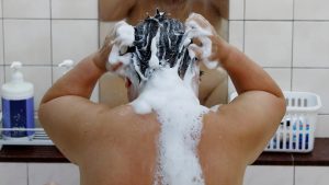 Баните в Япония се борят да останат на повърхността, тъй като цените на петрола скочат, предлагането намалява